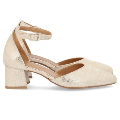 Sapatos de salto médio bege com textura de pele de cobra e tira no tornozelo