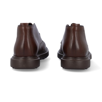 Botas masculinas castanhas em pele vista de trás