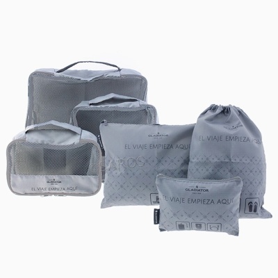 Seis organizadores e sacos de viagem cinzentos com tela e texto em branco.