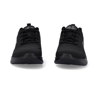 Sapatilhas pretas com sola preta e atacadores pretos, vista frontal