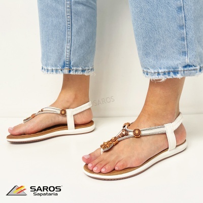 Sandálias femininas brancas com aplicação decorativa e sola branca e castanha