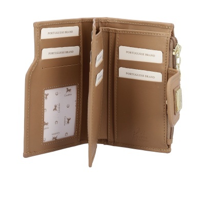 Carteira em pele castanha aberta com compartimentos para cartões e texto PORTUGUESE BRAND