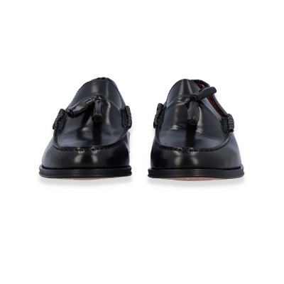 Sapatos pretos de couro com fivela e tassel