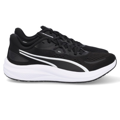 Ténis desportivos pretos com detalhes brancos e sola branca