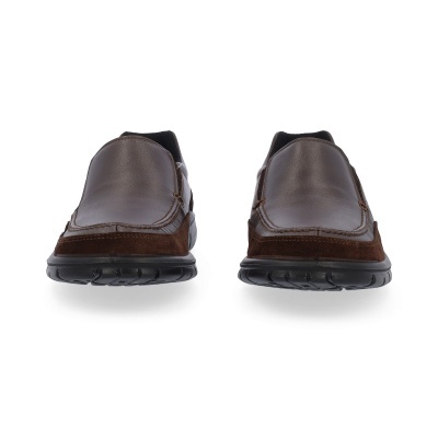 Sapatos castanhos em couro e camurça com solado preto