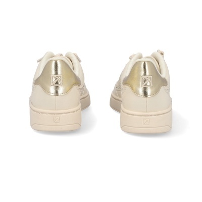 Par de ténis brancos com detalhes dourados na parte de trás