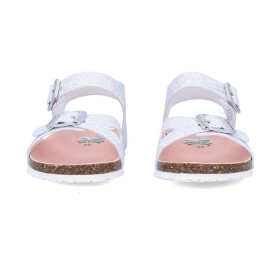 Sandálias brancas com tiras e fivelas metálicas