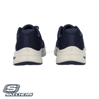 Tênis desportivos Skechers azuis com sola branca vistos de trás