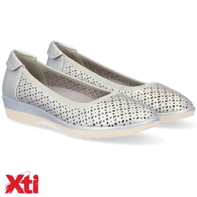 Sapatilhas cinza de couro sintético com padrão perfurado e salto baixo.