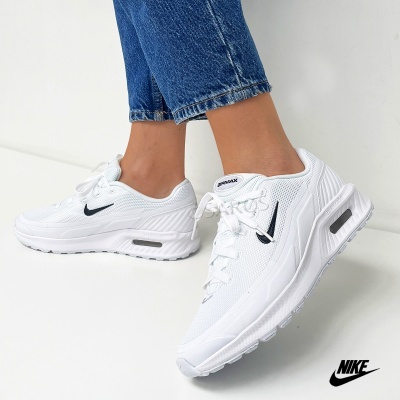 Ténis Nike Air Max brancos com sola robusta e logo preto