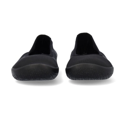 Sapatilhas pretas minimalistas vistas de frente