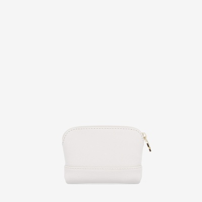 Carteira pequena branca com fecho dourado