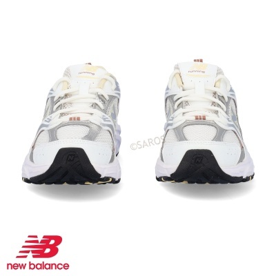 Sapatilhas de corrida New Balance brancas e cinza vistas de frente