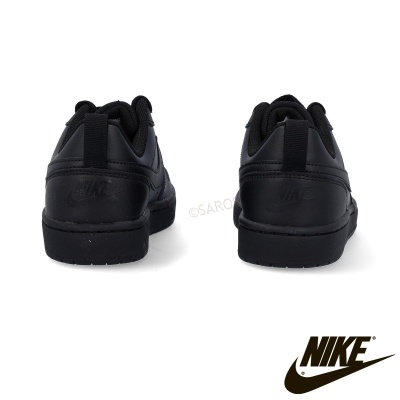 Ténis Nike pretos vistos de trás com logótipo em relevo