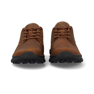 Par de sapatos marrons Skechers em pele com sola preta