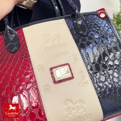 Mala de mão cinza, vermelho e azul com relevo de logo Cavalinho e textura imitação pele de crocodilo