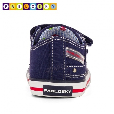 Ténis infantil azul escuro com sola branca e etiqueta PABLOSKY na parte traseira