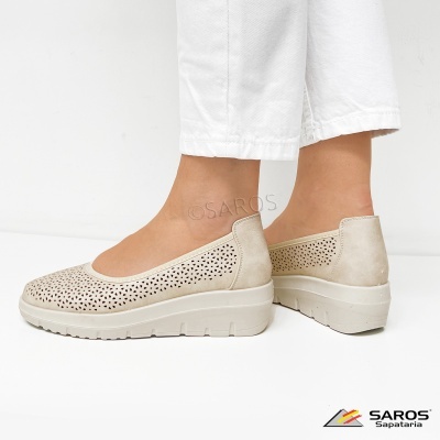 Sapatos rasos bege com recortes triangulares e sola branca