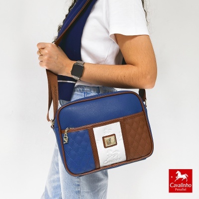 Saco tiracolo Cavalinho azul, branco e castanho com textura matelassé e fecho dourado