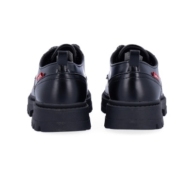 Sapatos pretos de couro com sola grossa e etiqueta Levis de trás
