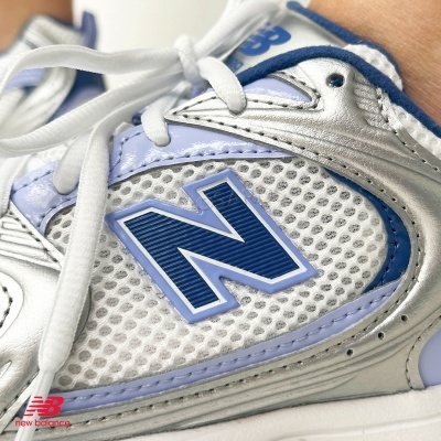 Tênis New Balance em malha branca, couro prateado e azul claro com logótipo N azul