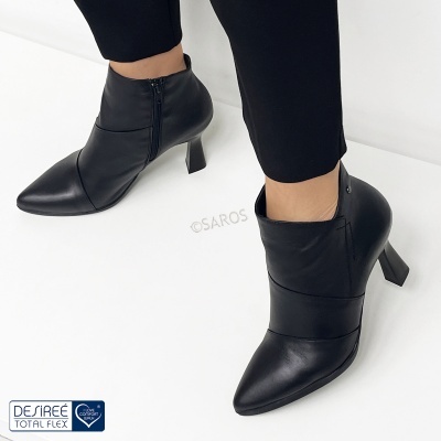 Botas pretas de salto médio em pele com fecho lateral