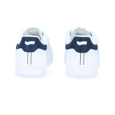 Sapatilhas brancas com detalhe azul e riscos pretos vistas de trás
