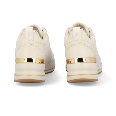 Sapatilhas desportivas bege claro com detalhe dourado e sola branca e castanha vista de trás