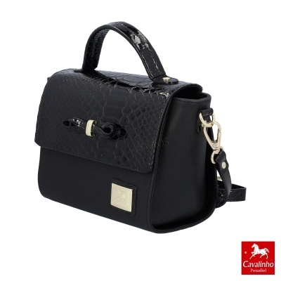 Mala feminina preta com padrão imitação de pele de cobra e fecho dourado