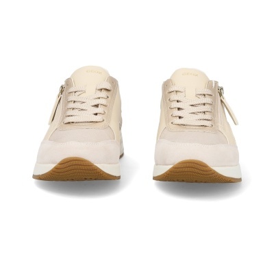 Par de ténis Geox bege com atacadores e fecho lateral em fundo branco