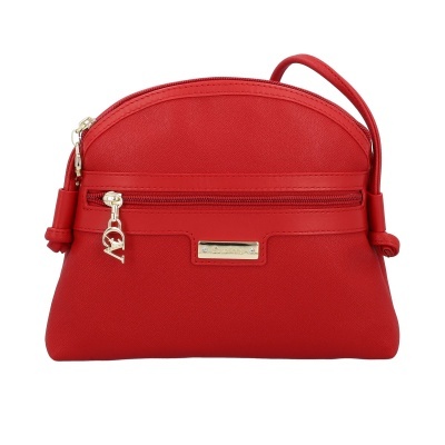 Bolsa vermelha com fecho dourado e etiqueta metálica