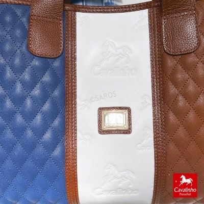 Saco Cavalinho azul, castanho e branco com padrão acolchoado e placa dourada