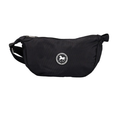 Bolsa preta tipo pochete com emblema redondo branco