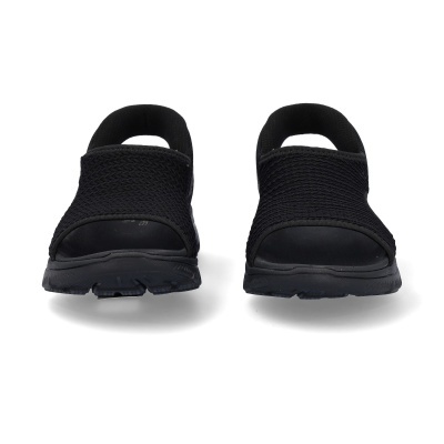 Sandálias pretas de tecido frontal sobre fundo branco