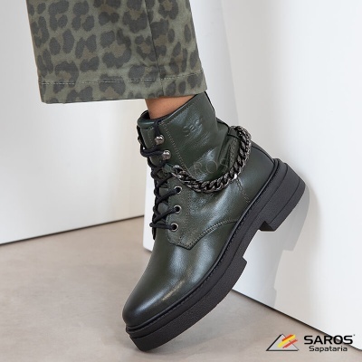 Bota verde escura em pele com sola preta e corrente metálica