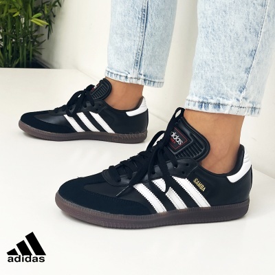 Ténis Adidas Samba pretos com riscas brancas e sola castanha