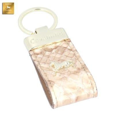 Porta-chaves com textura de pele bege e castanho claro e peça metálica dourada com inscrição Cavalinho