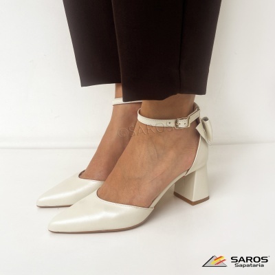 Sapatos de senhora brancos com salto quadrado e laço no tornozelo