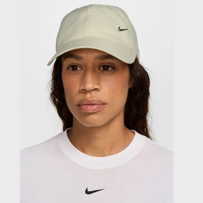 Boné bege com logótipo Nike prateado e t-shirt branca com logótipo Nike preto.