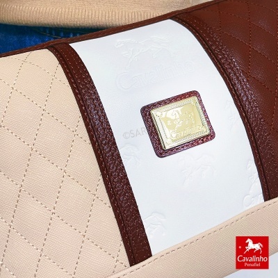 Mala Cavalinho bege, branco e bordo com emblema dourado