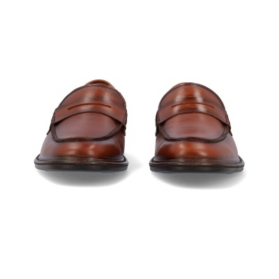 Sapatos de pele castanha clássicos lado a lado