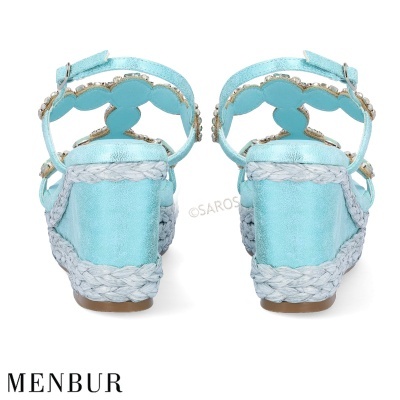 Sandálias azuis claras Menbur com salto cunha cinza claro vistas de trás