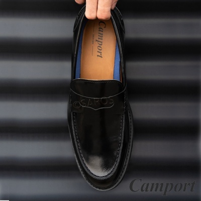 Sapato masculino preto em couro com interior castanho e azul e palavras Camport e OSAPOS