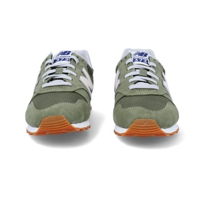 Par de ténis New Balance 373 verdes com sola castanha e atacadores brancos