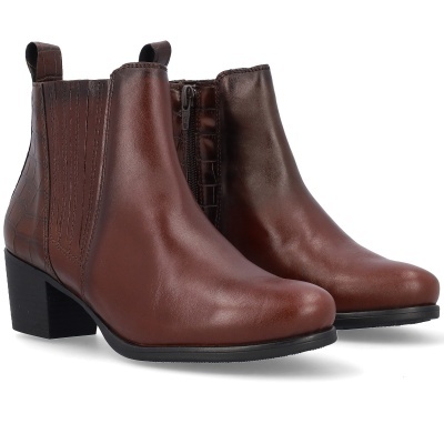 Botas de cano curto em pele castanha com salto bloco e detalhe estampado