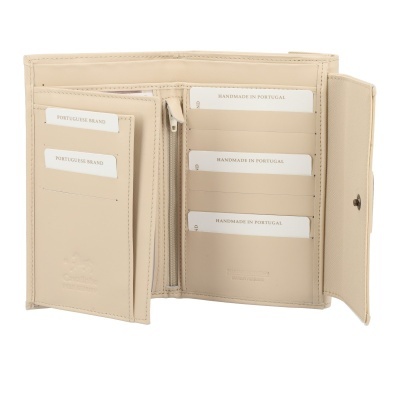 Carteira bege clara em pele com compartimentos para cartões e fecho de pressão