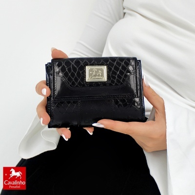 Carteira preta elegante com placa Cavalinho Premium em fundo branco
