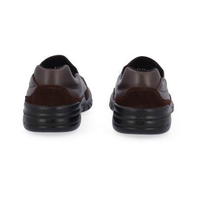 Sapatos castanhos de pele e camurça com sola preta vistos por trás