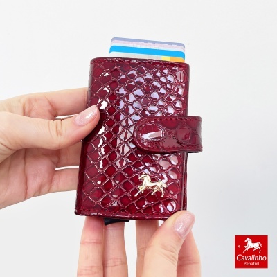 Carteira bordô brilhante com padrão tipo escamas e detalhe de cavalo em metal dourado