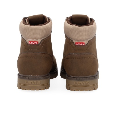 Botas castanhas Levis vistas de trás com etiqueta vermelha e sola de borracha.